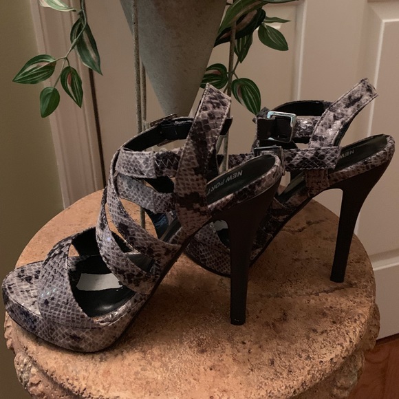 Black/White Heels - Picture 1 of 3